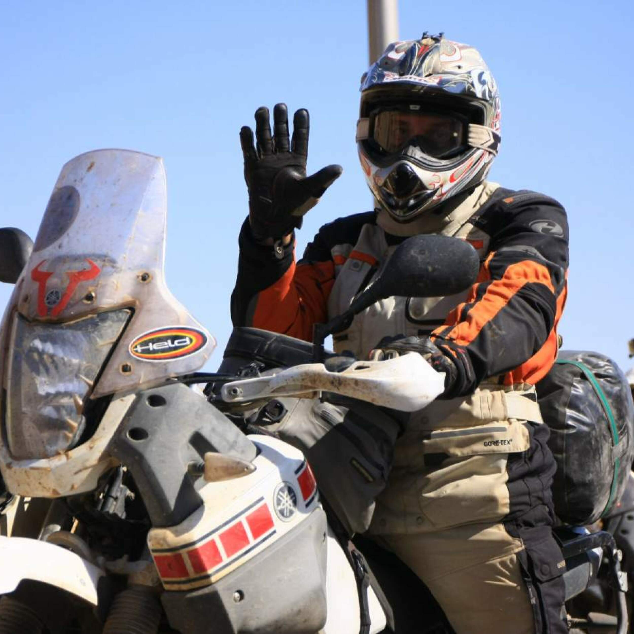 Motorradfahrer auf Abenteuerreise in Afrika
