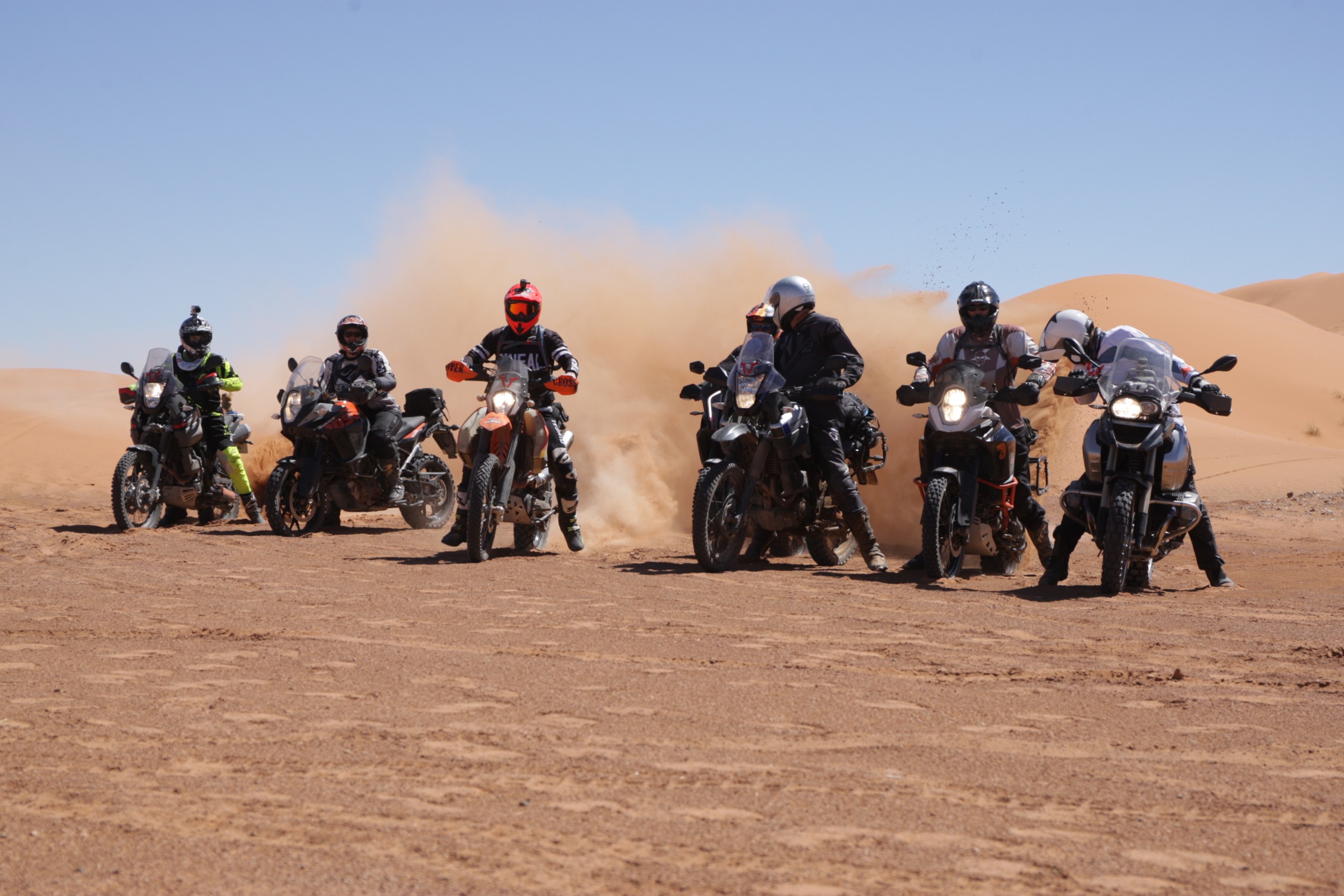 Gruppe von Offroad-Fahrern in den Wüstendünen