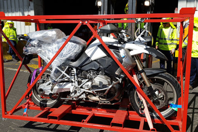 Verladene Motorräder für den weltweiten Transport